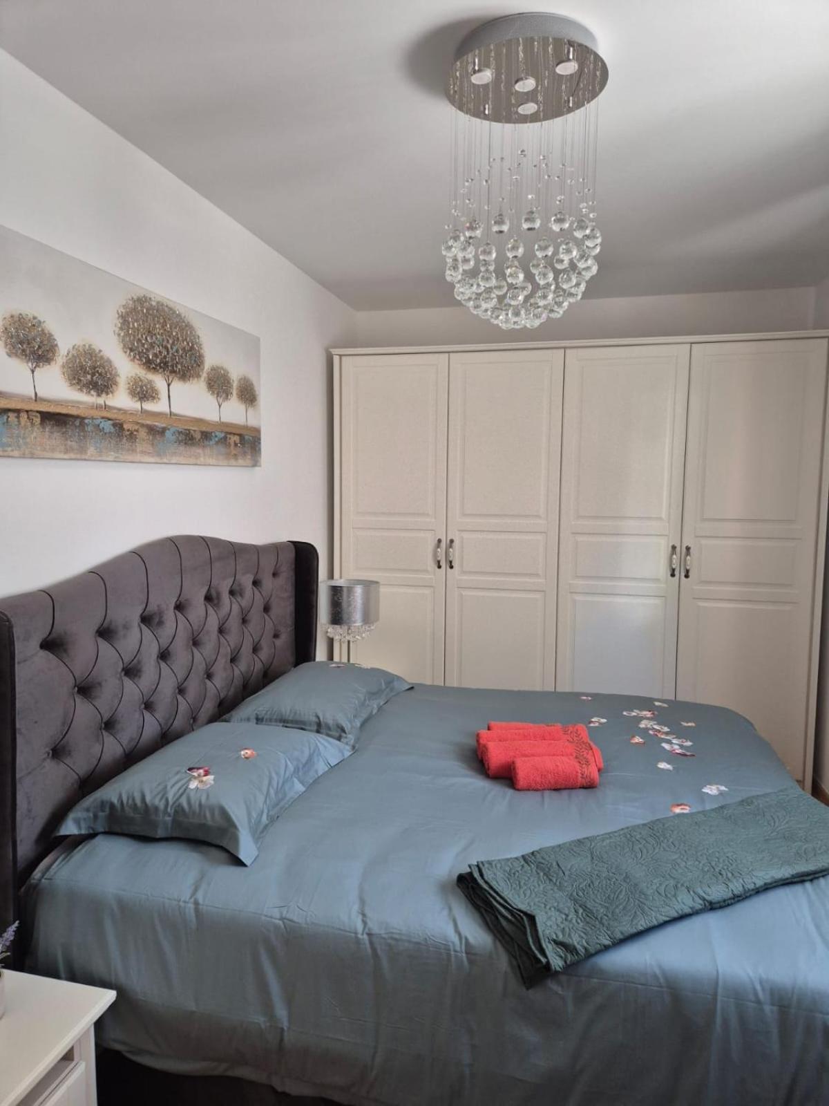 Mirela's Golden Luxury