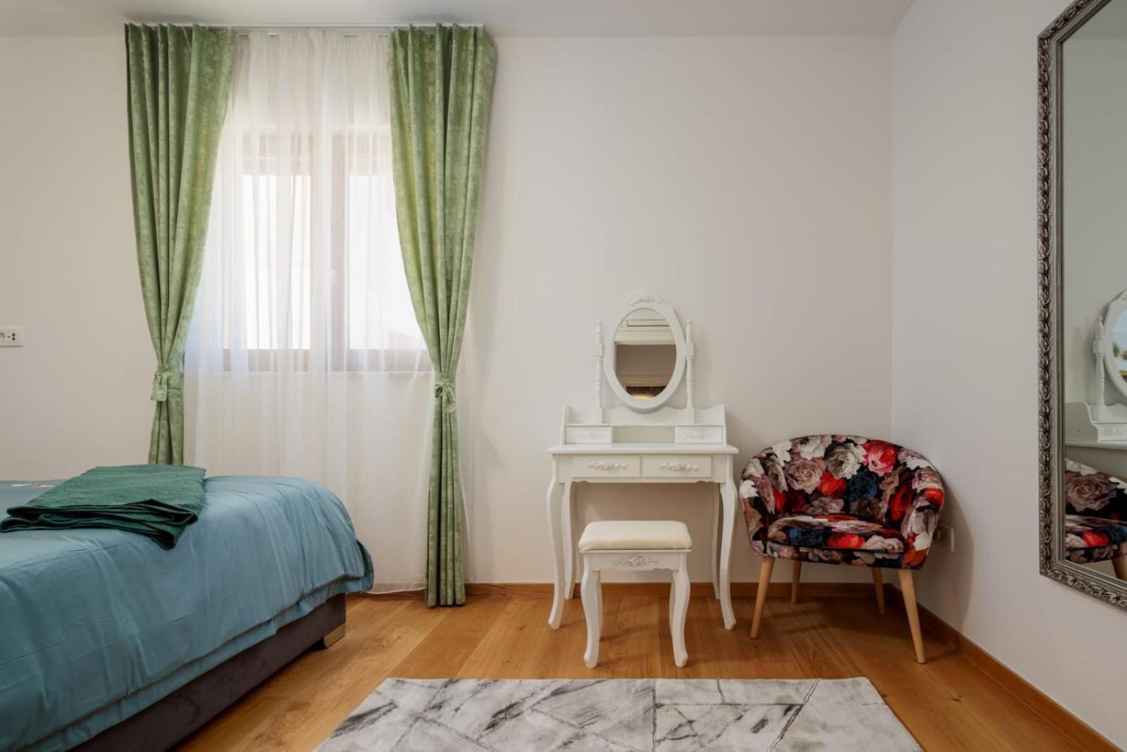 Mirela's Golden Luxury *